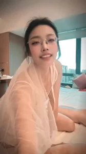 眼镜婊鼠鼠口交大鸡吧无套狂干